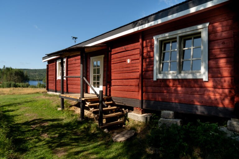 De voordeur om het gastenverblijf van Friluft Sweden binnen te komen bij InnerTrail Sweden