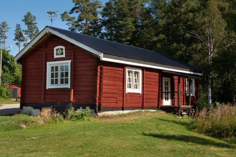 Front of the guesthouse in summer at InnerTrail Sweden