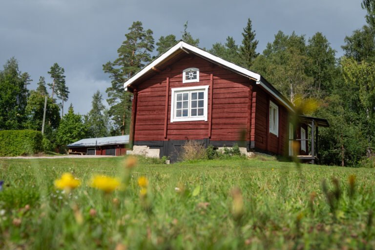 Guesthouse exterior in summer at InnerTrail Sweden