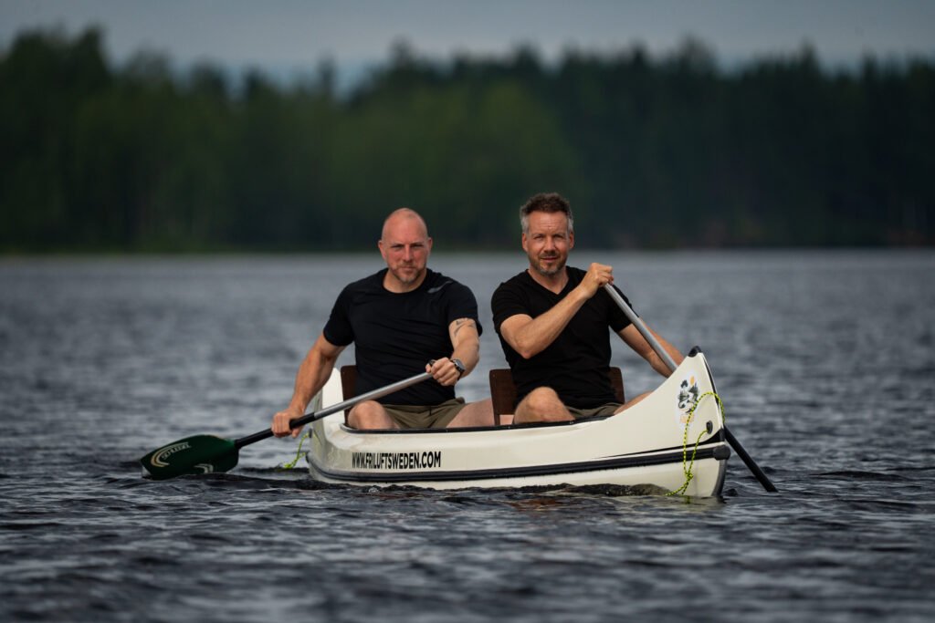 Leadership Trail coaches Jan Willem en Niels zijn aan het kanoen tijdens een InnerTrail Sweden Trail