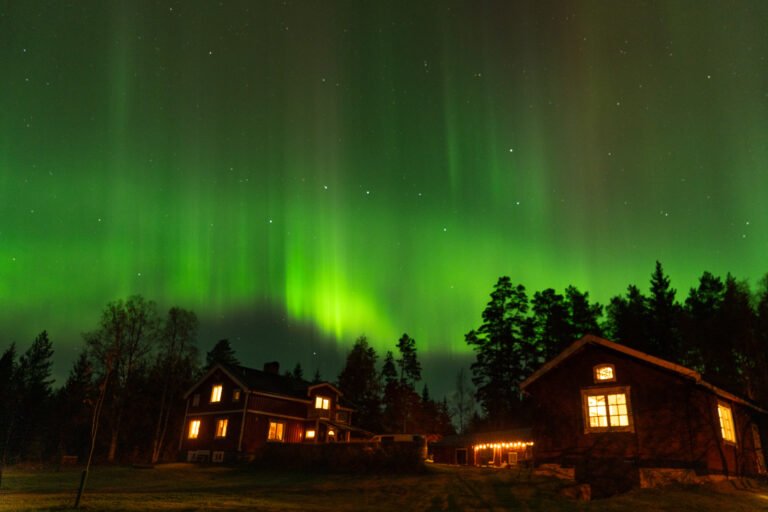 Aurora Borealis (Northern Lights) illuminating the sky above the accommodation at Friluft Sweden, where InnerTrail Sweden retreats take place