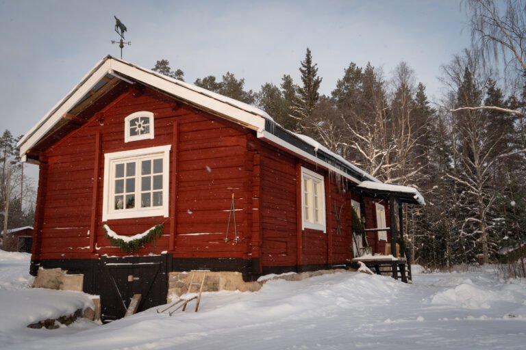 The guesthouse at InnerTrail Sweden in wintertime