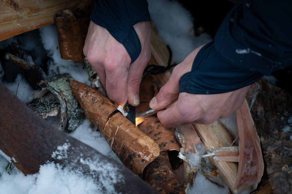 Vuur maken met magnesiumstick tijdens mannen op pad, een outdoor coaching trail van InnerTrail Sweden in Zweden