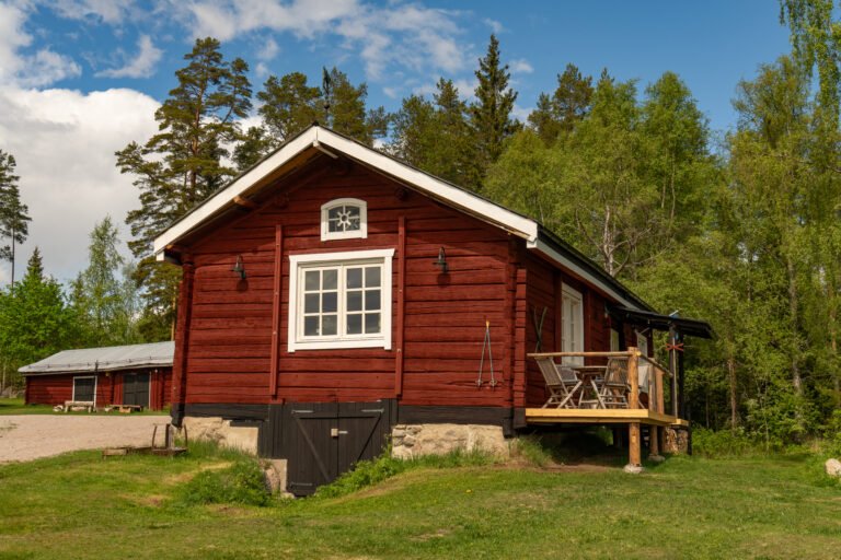 De buitenkant van het gastenverblijf Friluft Sweden in de zomer waar InnerTrail Sweden plaatsvindt