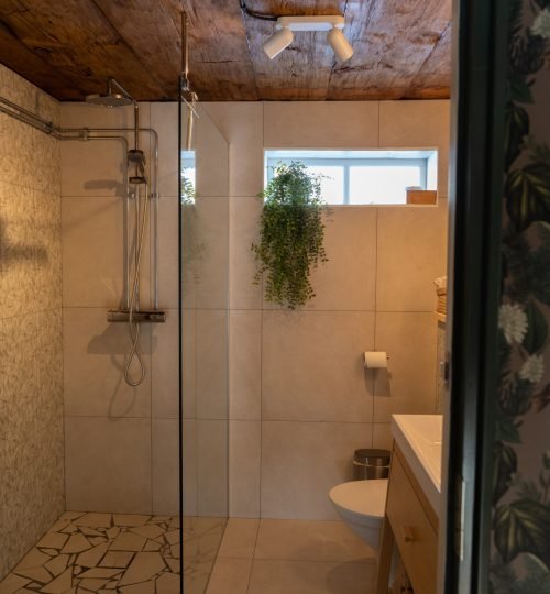 Douche, toilet en wastafel in de badkamer van het gastenverblijf bij Friluft Sweden in de Zweedse natuur