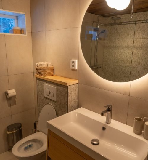 Bathroom inside the guesthouse at InnerTrail Sweden