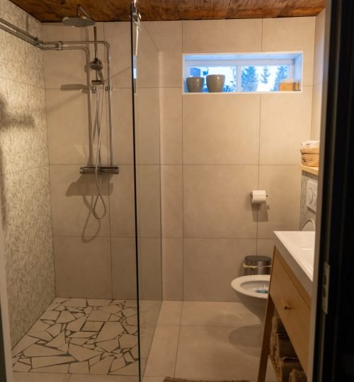 Bathroom inside the guesthouse at InnerTrail Sweden