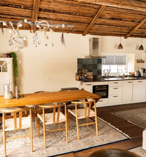 De eettafel en de keuken van Friluft Sweden. Waar InnerTrail Sweden plaatsvind