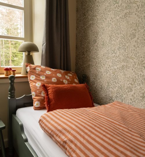 Een slaapkamer met twee eenpersoonsbedden bij Friluft Sweden waar InnerTrail Sweden plaatsvindt.