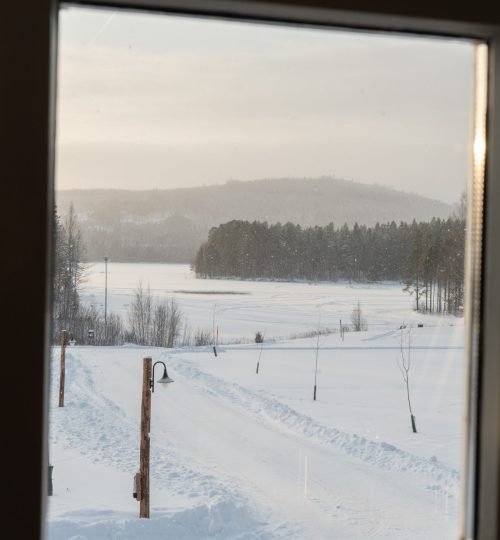 Het uitzicht over het meer vanuit Friluft Sweden. Dit is de locatie van InnerTrail Sweden